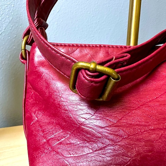 BUENO CROSSBODY MAROON BAG. - Picture 7 of 14